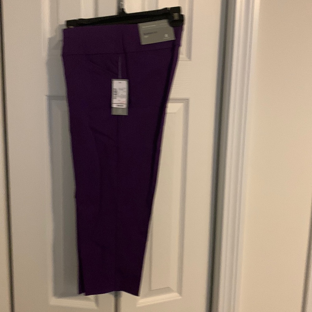 Signature slimming pull on Capri
